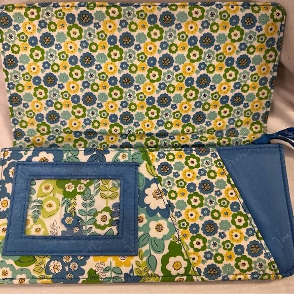 Vera Bradley Retired English Meadow Passport Wallet NWOT - Picture 2 of 5
